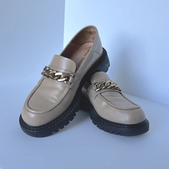 💥SALE💥 Beau Today Chain Leather Loafers Size 7.5 - Picture 1 of 9